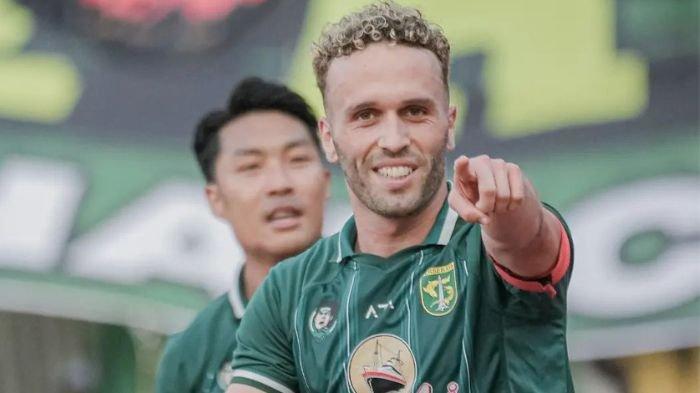 Ze Valente saat merayakan gol di laga Persebaya vs Persija Jakarta di Stadion Gelora Bung Tomo, Surabaya, Minggu (18/6/2023)