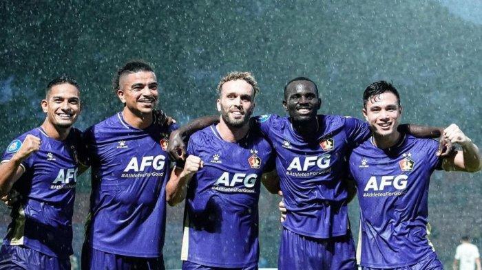 Ze Valente (tengah) dan Flavio Silva (dua dari kanan) saat merayakan gol Persik Kediri di Liga 1 2023/2024
