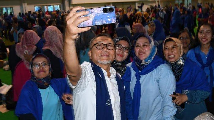 Ketua Umum Partai Amanat Nasional (PAN) Zulkifli Hasan melakukan swafoto bersama para kader partai saat acara konsolidasi PAN di GOR Ken Arok, Kota Malang, Sabtu (6/1/2024).