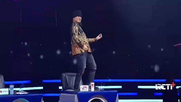 Ahmad Dhani naik meja juri Indonesian Idol 2021 saat menyaksikan penampilan istrinya, Mulan Jameela