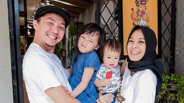 Keluarga Ananda Omesh dan Dian Ayu Lestari.