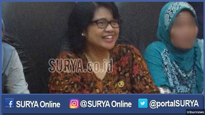 Anggota Kompolnas, Poengky Indarti saat menerima kedatangan warga Lakardowo Mojokerto di Kantor Kompolnas, Kebayoran Baru, Jakarta Selatan, Rabu (26/10/2016) pagi.