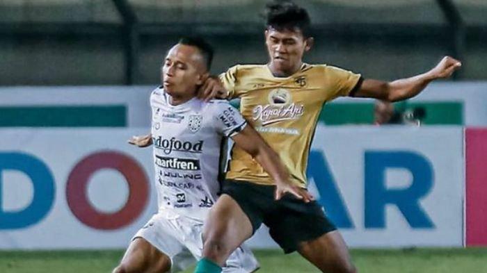 Arif Catur saat berebut bola dengan Irfan Jaya di laga Bali United vs Persebaya Surabaya