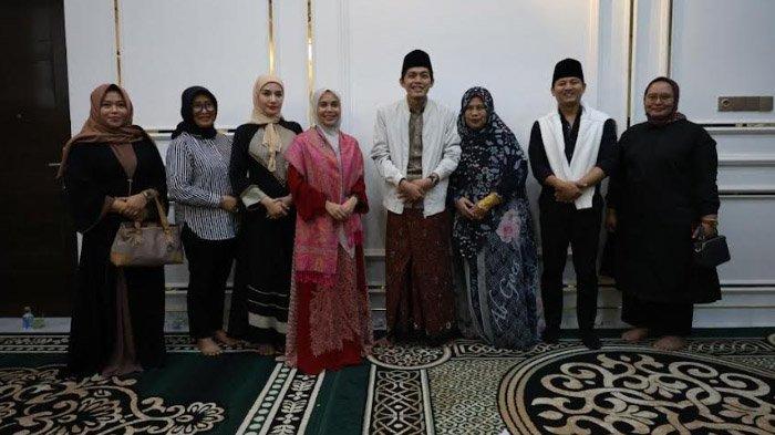 Istri Ganjar Pranowo, Siti Atikoh mengikuti secara langsung pengajian rutinan Majelis Talim Sabilu Taubah yang dipimpin Muhammad Iqdam atau Gus Iqdam di Blitar, Senin (19/12/2023) malam.