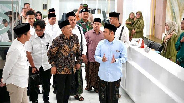KUNJUNGAN - Wakil Menteri Koperasi (Wamenkop) Ferry Juliantono menghadiri acara Silaturahmi dengan Pimpinan Pondok Pesantren Sunan Drajat Abdul Ghofur beserta Kunjungan ke Unit-unit Usaha Pondok Pesantren. Lamongan, Jumat (7/3/2025).
