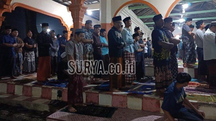 SALAT TARAWIH CEPAT - Sejumlah jamaah mengikuti salat tarawih cepat di Pondok Mantenan, Udanawu, Kabupaten Blitar, Senin (3/3/2025). Salat tarawih cepat ini berlangsung sudah 118 tahun.