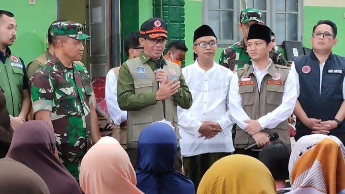 Kepala Badan Nasional Penanggulangan Bencana (BNPB) Letjen TNI Suharyanto saat mengunjungi lokasi terdampak banjir Trenggalek, Kamis (20/10/2022).