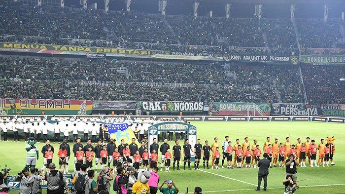 Suporter Persebaya Surabaya, Bonek dan Bonita memenuhi Stadion Gelora Bung Tomo (GBT) Surabaya saat Anniversary Game 97, Sabtu (29/6/2024) malam. Atmosfer tersebut diharapkan berlanjut hingga kopetisi Liga 1 2024/2025 yang bakal bergulir Agustus 2024 depan.