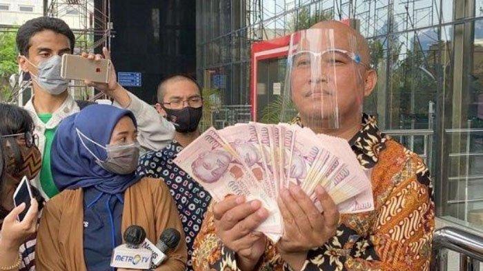 Boyamin Saiman kembalikan uang 100.000 dollar singapura ke KPK, Rabu (7/10/2020).