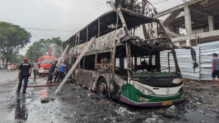 Kondisi Bus Karina Double Decker yang terbakar di Jalan Raya Jokotole, Kelurahan Barurambat Kota, Kecamatan Pamekasan, Kabupaten Pamekasan, Madura, Selasa (28/11/2023) pukul 04.00 WIB.