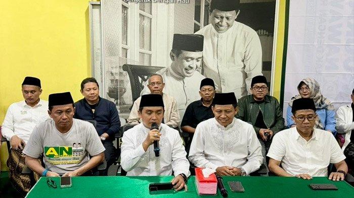 Paslon Wali Kota-Wakil Wali Kota Pasuruan, Adi Wibowo - Mokhamad Nawawi menyampaikan hasil rilis quick count, Rabu (27/11/2024).