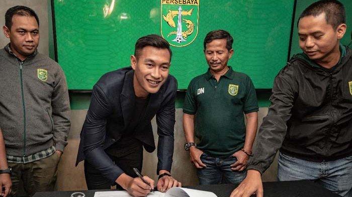 Hansamu Yama saat melakukan tanda tangan kontrak di Persebaya Surabaya.