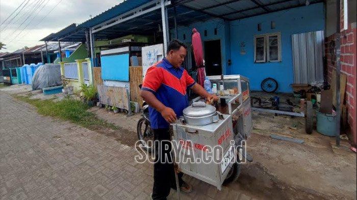 Oky Bayu Ananta menyiapkan dagangan cilok di halaman rumahnya Griya Pesona, Kelurahan Karangrejo, Kecamatan/Kabupaten Banyuwangi