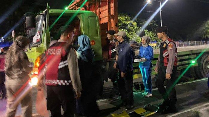 BAYI LAHIR DI TRUK - Sedikitnya delapan personil Satsamapta Polres Bangkalan turut membantu proses kelahiran bayi perempuan mungil dalam kabin truk tronton yang melintasi Jembatan Surabaya pada Selasa (4/2/2025) malam. Kapolres Bangkalan, AKBP Hendro Sukmono mengapresiasi langkah cepat para personel samapta di bawah pimpinan Kasat Samapta AKP Buntoro dalam upaya memberikan pertolongan terhadap seorang ibu menjelang kelahiran bayinya.