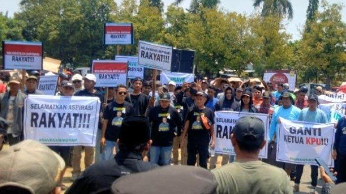 Anggota SGI dihadang polisi saat mendatangi kantor KPU Kabupaten Pasuruan, Rabu (25/9/2024).