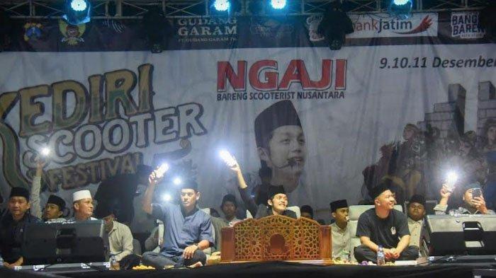 Ribuan scooterist dari seluruh penjuru Nusantara mengikuti Pengajian Akbar Bersama Gus Iqdam dan Hadrah Sabilu Taubah di GOR Jayabaya, Jumat (9/10/2022) malam.