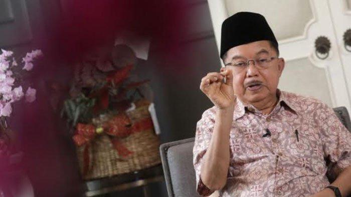 Jusuf Kalla saat menerima kunjungan Chief Executive Officer (CEO) Tribun Network Dahlan Dahi di Kediaman Jusuf Kalla di Jakarta, Jumat (12/5/2023).