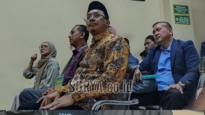Eks Bupati Sidoarjo Gus Muhdlor, menjalani sidang perdana kasus dugaan korupsi pemotongan dana insentif ASN BPPD Sidoarjo, yang sebelumnya menyeret dua anak buahnya di Ruang Sidang Candra Kantor Pengadilan Tipikor (PN) Surabaya, Senin (30/9/2024) siang.