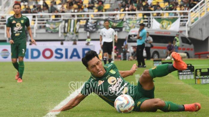 Pemain persebaya bernomor punggung (7) Song Ui Young pada pertandingan Persebaya melawan Barito Putera di Stadion Gelora Bung Tomo Surabaya, Sabtu (8/7/2023)..