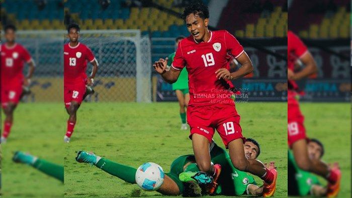 TAKLUK - Pemain Timnas Indonesia dihadang pemain Syria di Stadion Gelora Delta Sidoarjo (GDS), Senin (27/1/2025) malam. Indonesia kalah 0-2.