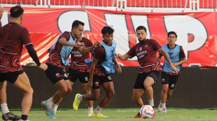 Pemain Madura United menjalani official training di Stadion Kei Raha, Ternate, jelang menghadapi tuan rumah, Malut United, Jumat (10/1/2025) sore.