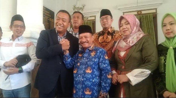 Petahana Bupati Situbondo, Karna Suswandi menerima cabup Yusuf Rio Wahyu Prayogo bersama timnya di Pendopo Kabupaten Situbondo, Jumat (29/11/2024).