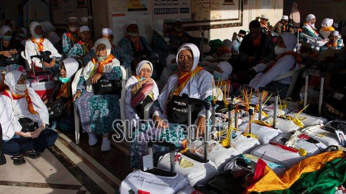 Jemaah haji saat menunggu masuk bus menuju bandara untuk pulang ke Indonesia.