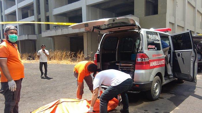 Petugas Polresta Sidoarjo melakukan evakuasi jenazah mahasiswi kedokteran Hewan Universitas Airlangga (Unair) yang ditemukan meninggal dunia di dalam mobil di kawasan Waru, Sidoarjo, Minggu (5/11/2023)