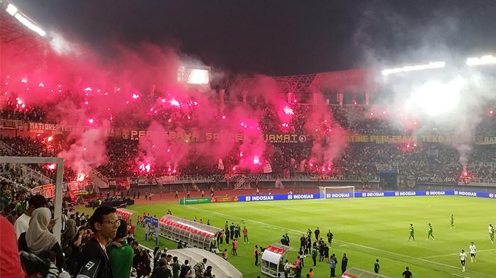 FLARE - Laga Persebaya vs PSS Sleman di Stadion Gelora Bung Tomo, Surabaya, Jawa Timur pada Sabtu (19/7/2025) malam ini sempat terhenti karena nyala flare dan kembang api. Berhentinya pertandingan uji coba bertajuk team launching game ini, tepat pada menit ke 71, setelah terciptanya gol Bruno Moreira.