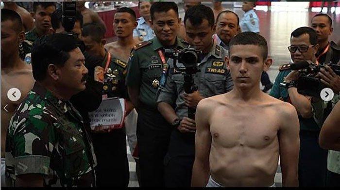 Panglima TNI Marsekal TNI Hadi Tjahjanto saat menanyai Enzo Zens Ellie (kanan)