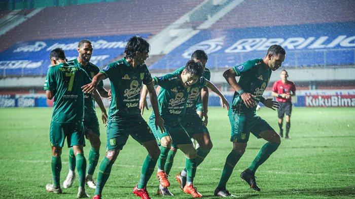Gelandang serang Persebaya Surabaya, Taisei Marukawa besama teman-temannya merayakan gol ke gawang Persib Bandung dengan cara menari di BRI Liga 1 2021