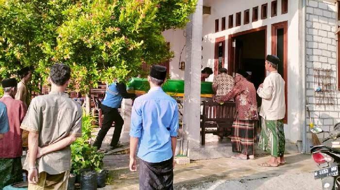 Jssad korban pencurian berujung pembunuhan di Gresik, Wardatun Toyyibah saat tiba di rumah duka Desa Imaan, Kecamatan Dukun, Sabtu (16/3/2024).