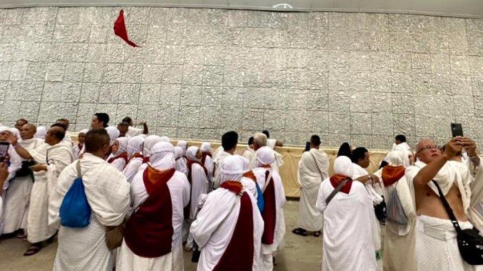 Jemaah haji Indonesia 2023 saat lempar jumrah.