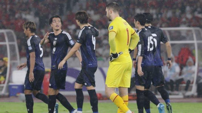 Pemain Jepang merayakan gol yang dicetak ke gawang Timnas Indonesia di laga Kualifikasi Piala Dunia 2026 zona Asia di Stadion Utama Gelora Bung Karno, Jumat (15/11/2024).