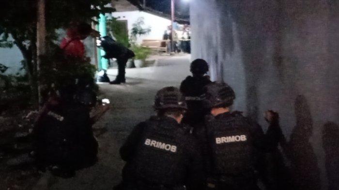 Tim Jihandak dari Satbrimobda Polda Jatim saat mengevakuasi benda mencurigakan yang diletakkan di depan rumah Ketua RW di Kota Madiun.