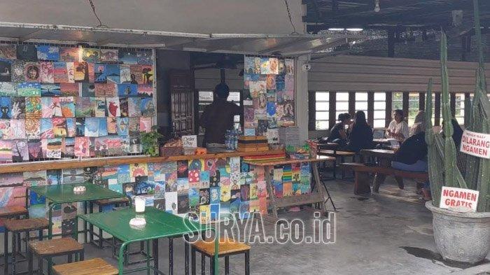 BERKREASI - Pengunjung di Kedai Baswara Pare Kediri Jawa Timur saat nongkrong sambil melukis, Rabu (11/6/2025). Terletak di Jalan Glagah Desa Tulungrejo Kecamatan Pare Kabupaten Kediri Jawa Timur, kafe ini menjadi pelarian artistik di tengah hiruk-pikuk Kampung Inggris.