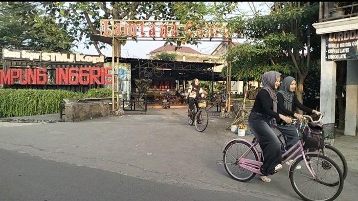 Diawali berdirinya lembaga kursus Bahasa Inggris, Basic English Course (BEC) pada 15 Juni 1977 di Jalan Anyelir, Dusun Singgahan, Desa Pelem, Kecamatan Pare.