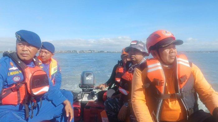 KAPAL IKAN TENGGELAM - Anggota Basarnas Banyuwangi melakukan pencarian dua awak kapal pencari ikan yang hilang di perairan Banyuwangi, Minggu (25/5/2025). Pencarian berfokus di lokasi sekitar kapal mereka yang tenggelam.