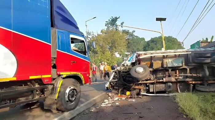 Kondisi truk bermuatan cabai usai mengalami tabrakan beruntun di Jalan Raya Jember-Lumajang, Kecamatan Sumberbaru, Kabupaten Jember, Jatim, Jumat (10/5/2024)