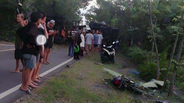 Satu keluarga meninggal dunia usai tertabrak truk tangki gas di Jalan Raya Bojonegoro-Ngawi Desa Sumberjo, Kecamatan Margomulyo, Kabupaten Bojonegoro, Jatim, Sabtu (4/5/2024) petang.