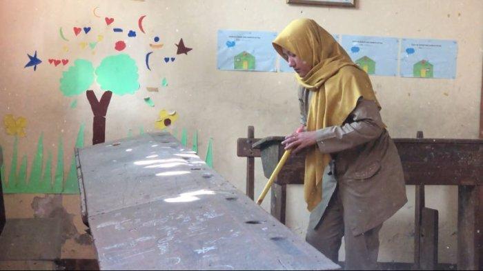 Tahun Ajaran Baru 2024, Guru SDN Setono Ponorogo Ngajar Bangku Kosong, Tak Ada Siswa Baru
