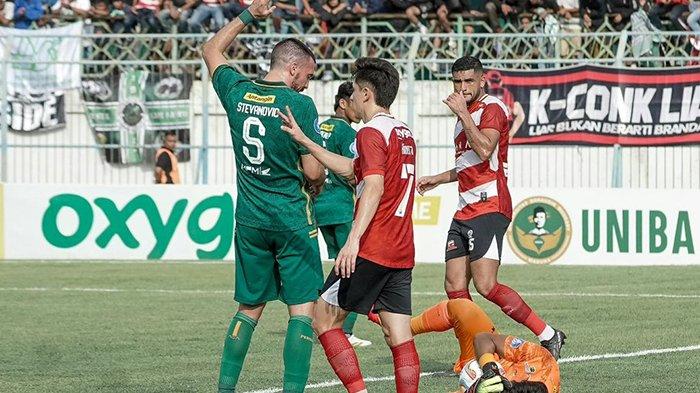Update kondisi kiper Persebaya Andhika Ramadhani yang ditendang pemain Madura United. Ia belum bis dipastikan bisa membela Persebaya atau tidak saat lawan Arema FC