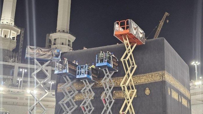 Petugas mulai melonggarkan ikatan-ikatan kain penutup ka'bah. Tautan kain kiswah dari sisi yang satu dengan yang lain pun mulai terlepas
