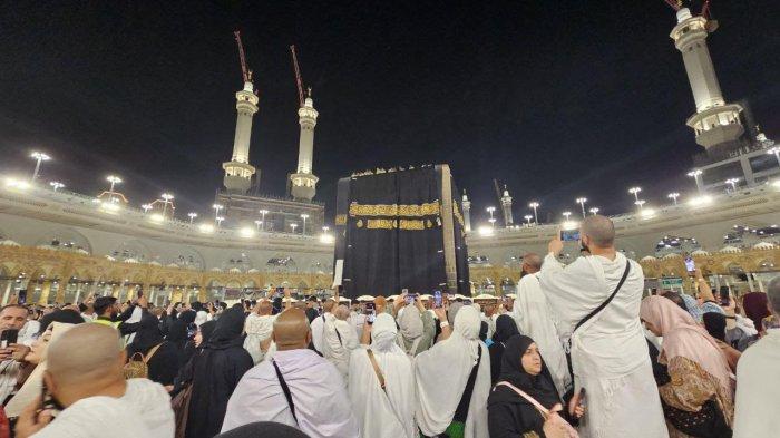 Jemaah yang sudah berada di dekat Ka'bah bisa melanjutkan ritual tawaf sembari menikmati detik-detik penggantian kiswah dari dekat.