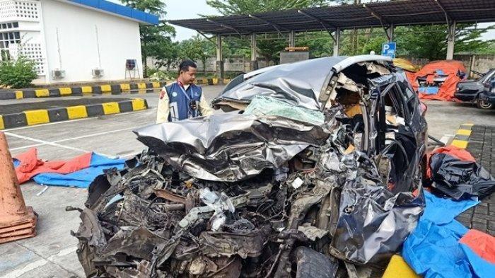 RINGSEK - Petugas PBTR saat mengecek kondisi mobil yang mengalami kecelakaan di tol KM 332+000 arah B atau dari arah Semarang ke Jakarta, Sabtu (12/4/2025) pukul 05.40 WIB. Dari kejadian ini satu orang meninggal dunia di lokasi.