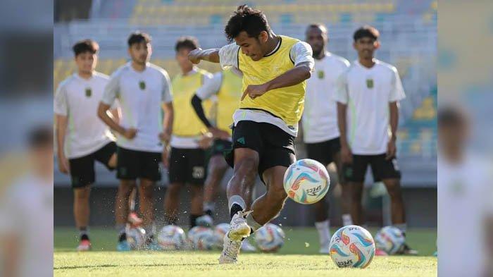 Pemain Persebaya Surabaya menjalani latihan terakhir jelang menghadapi Rans Nusantara FC di Stadion GBT, Sabtu (22/7/2023) sore.