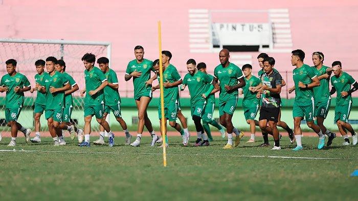 Pemain Persebaya berlatih jelang menghadapi Persija Jakarta dalam laga pekan ke-22 Liga 1 2023/2024 di Stadion Gelora Bung Tomo (GBT) pada Sabtu (9/12/2023) mendatang.