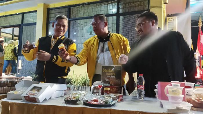 LOMBA OLEH-OLEH IKONIK - DPD Golkar Surabaya menggelar Lomba Cipta Oleh-Oleh Khas Surabaya dengan melibatkan sejumlah UMKM. Berlangsung sejak 4 Juni 2025, ajang grand final digelar Sabtu (19/7/2025) malam, di kantor DPD Golkar Surabaya.