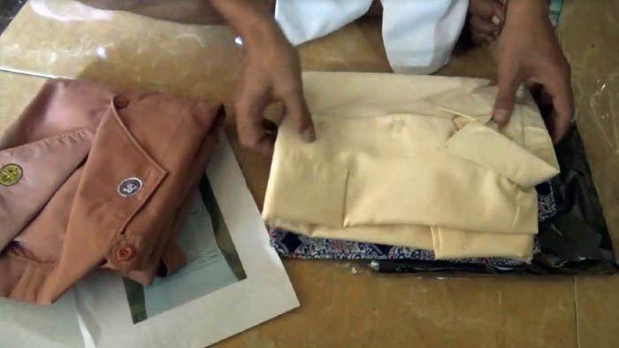 Seragam siswi baru SMAN 1 Kedungwaru yang selesai dikerjakan penjahit.