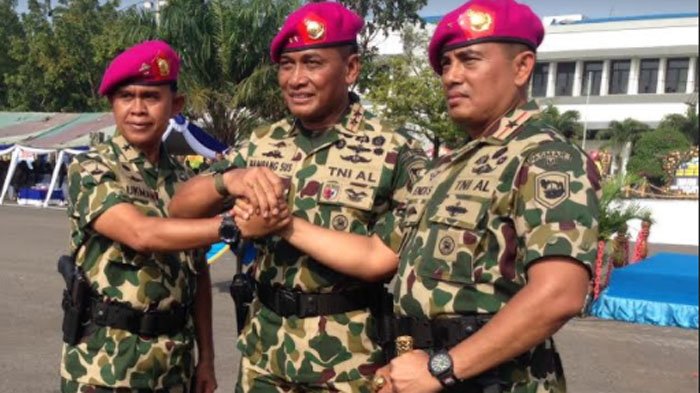 Komandan Korps Marinir TNI AL Mayjen TNI (Mar) Bambang Suswantono saa bersama Komandan Pasukan Marinir Brigjen TNI (Mar) Endi Supardi Brigadir yang baru menggantikan Jenderal TNI (Mar) Lukman Hasyim di Mako Brigif Gedangan, Jumat (16/3/2018).